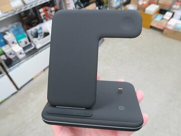 スマホもスマートウォッチも完全ワイヤレスイヤホンもまとめて充電できるドック