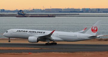 滑走路で飛行機がガタガタ揺れる“本当の理由”とは？風のせいではありません…