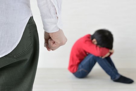体罰をする親のイメージ写真