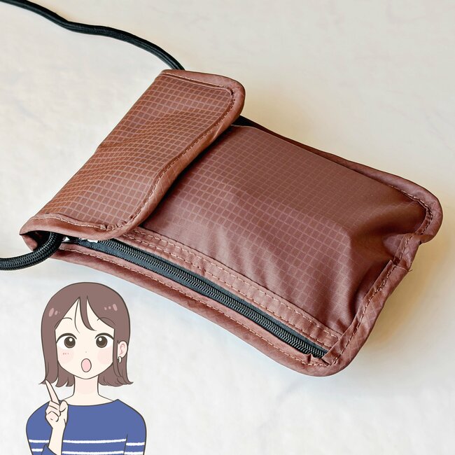 お薬手帳がすっぽり入った!3COINSの“ぺたんこポシェット”お財布いらずで外出できて便利!「扱いやすい」「買い足します!」《購入レビュー》