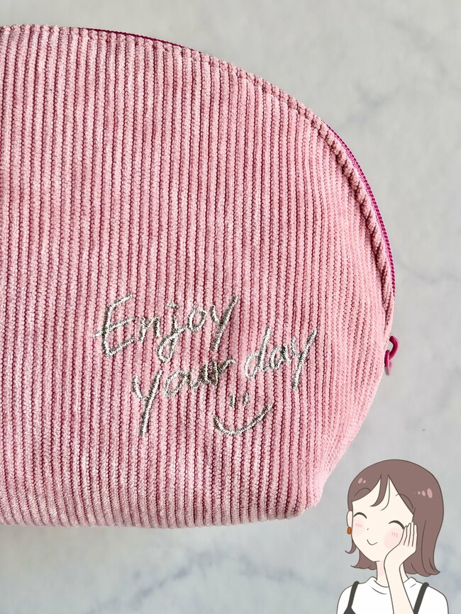 「4店目で発見」「買えてよかった」スタバで見つけたらラッキーな“ポーチ付きスイーツ”コスパよすぎてビックリする！「今年のポーチ特にかわいい」