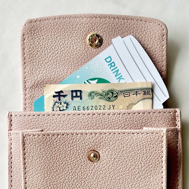 【ダイソー姉妹店】普通の財布に戻れないかも…！330円の「ぺたんこ財布」カード17枚やカギが収納できて嬉しい！《購入レビュー》