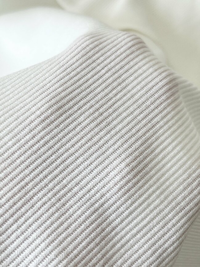 「色違いで購入しました!」ハニーズの“華やかトップス”着るだけでスタイル良く見えてうれしい!「二の腕が太く見えない」「体が細見えする」