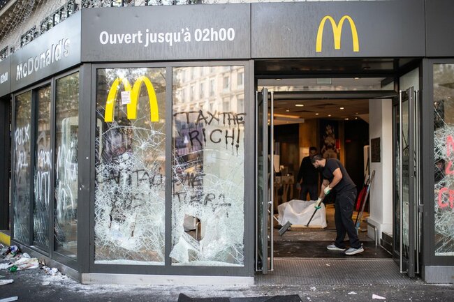 フランスで55万人デモ、一部は暴徒化…高福祉国家が「欧州の病人」に転落した深刻なワケ