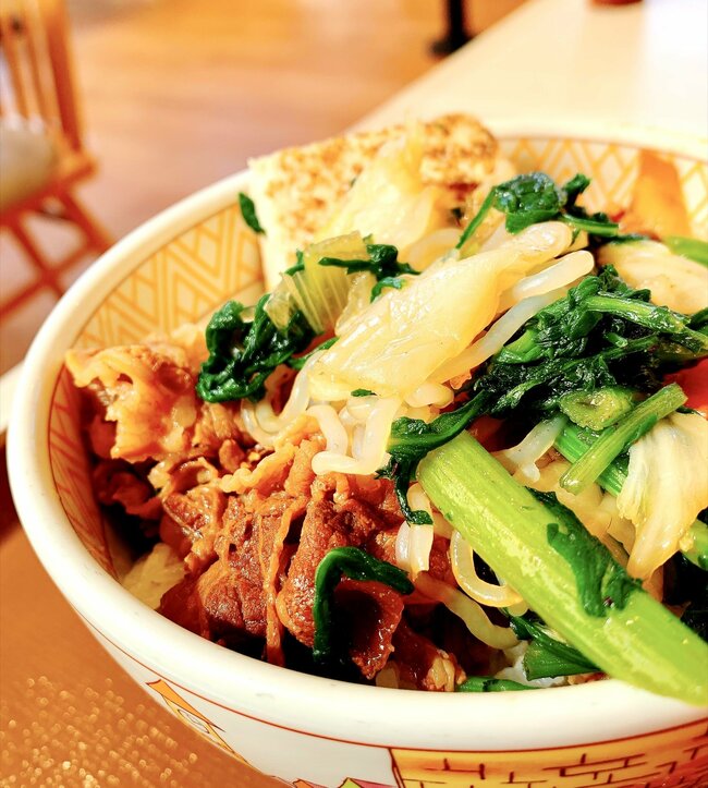 もう普通の牛丼に戻れないかも…すき家の“よくばり限定メニュー”生卵もセットになってて贅沢すぎる！「完璧な味」「すき家で1番好きかも」「具沢山で美味しかった」《実食レビュー》