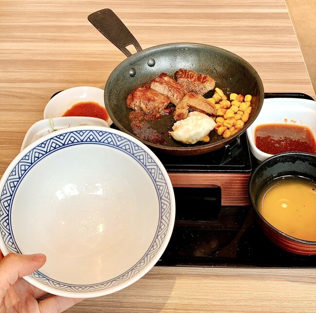 「満腹で帰るのしんどい」吉野家の“豪快すぎる定食”ご飯おかわり無料がありがたい！「吉野家さんやりすぎだよ」「ご飯大盛り2杯も食った」《実食レビュー》