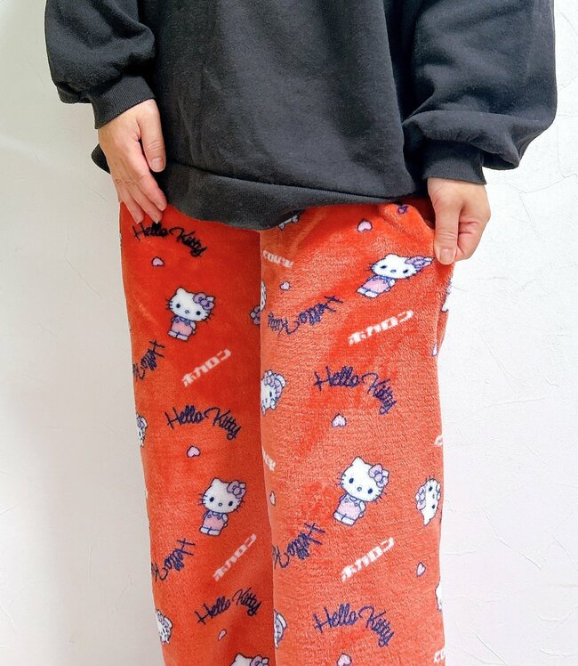 シュールすぎて笑った！しまむら×ハローキティの「履くホカロン」ふんわり暖かくて、ずっと着ていたい！