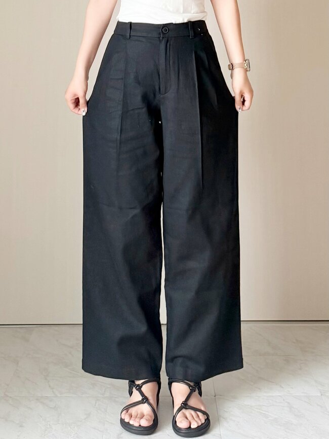 「試着して即決でした」ユニクロの“風を通すパンツ”脚のラインをまるっとカバーできて楽ちん！「思わず2色買い！」「真夏でもストレスなく着用できそう」