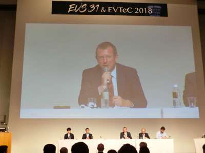 EVS31のパネルディスカッションで発言する、チャージング・インターフェイス・イニシアチブ(CHARIN)代表者