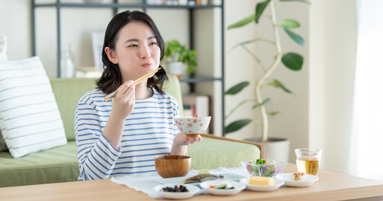 食事をする女性『14歳からの化学』2026年8月28日配信記事