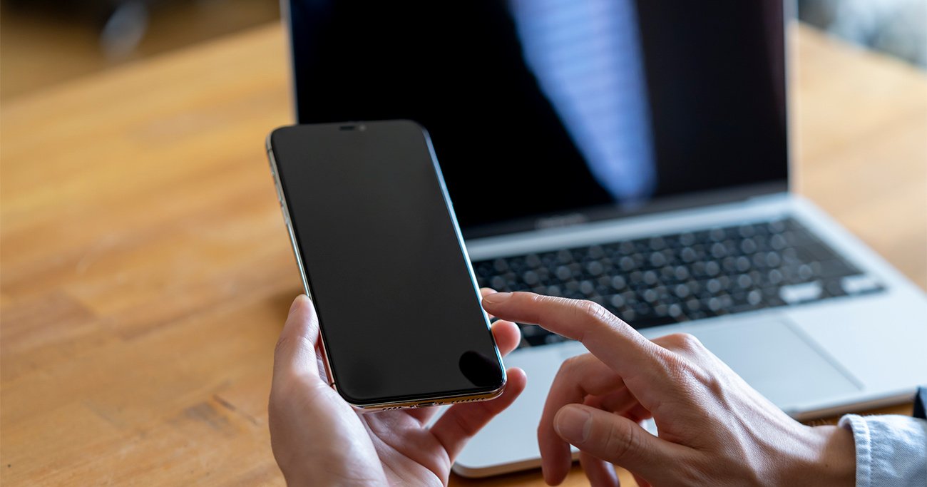写真:ノートパソコン,スマホ