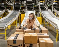 アマゾンからスタバ、コロナ禍で賃金どう変化？