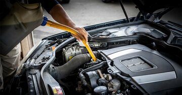 「車のエンジンオイル交換」を店任せにする人の末路、専門家が教える「適切な交換時期」〈再配信〉
