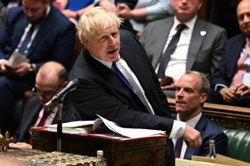 英首相転落　政界の花形から与党の「お荷物」に