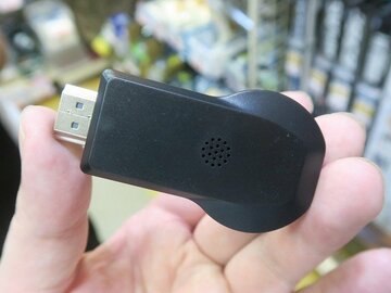 スマホ画面をワイヤレス転送できるChromecastっぽい見た目の1650円のアダプター