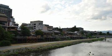 サラリーマンこそ「プラチナカード」を保有しよう！秘書のように使える「コンシェルジュデスク」で、「京料理 竹島」の川床を予約して鱧しゃぶを堪能！