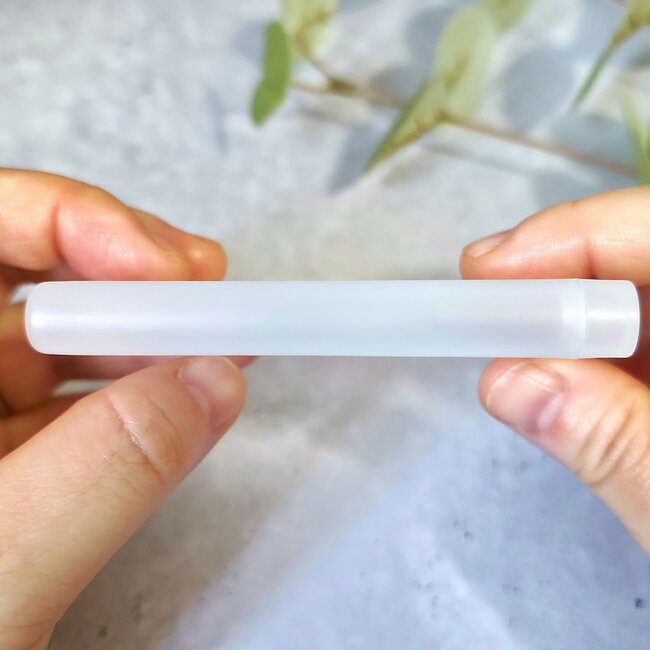 「何軒もまわってようやく見つけた！」セリアの“スリムすぎるスプレーボトル”除菌用アルコールが入れられて便利！「薄いから場所取らん」「もっと早く知りたかった」