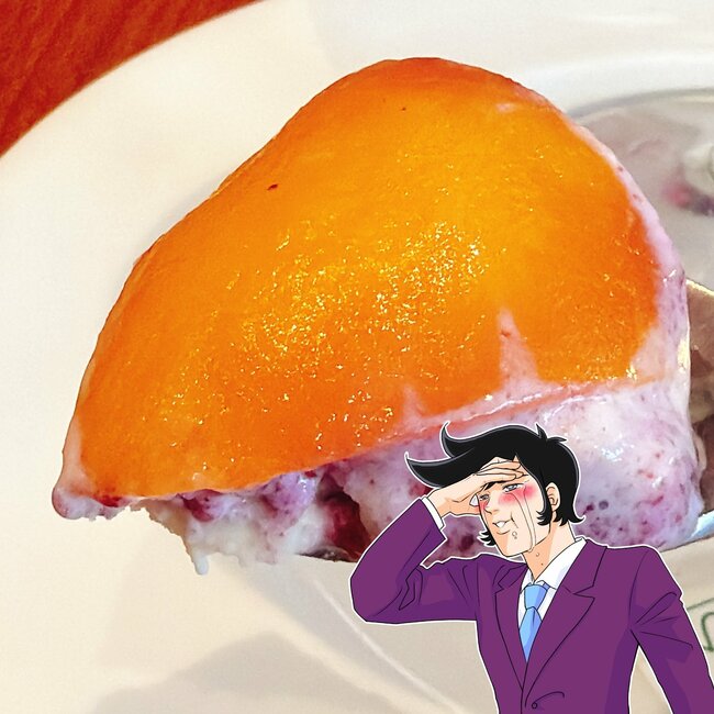 「想定外のサイズでした」「でかすぎんだろ」ロイヤルホストの“てんこ盛りスイーツ”ボリュームすごくて笑った！「圧倒的存在感」