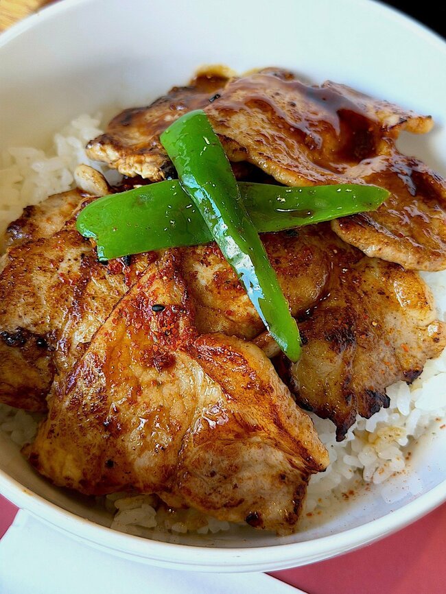 「近くにあったら通い詰めるレベル」ロイヤルホストの“平日限定ランチ”肉量がスゴくて、ご飯がグングン進みます！ 「めちゃめちゃ肉厚で美味」「初めて食べたけど感動した」