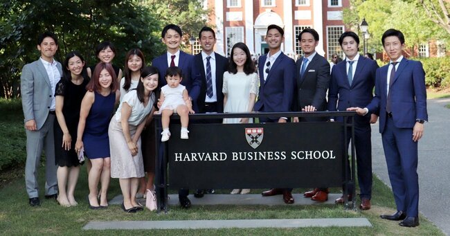 ハーバードビジネススクールの日本人学生およびその家族たちと(右端が大津賀健史氏)=2021年8月26日、ボストン