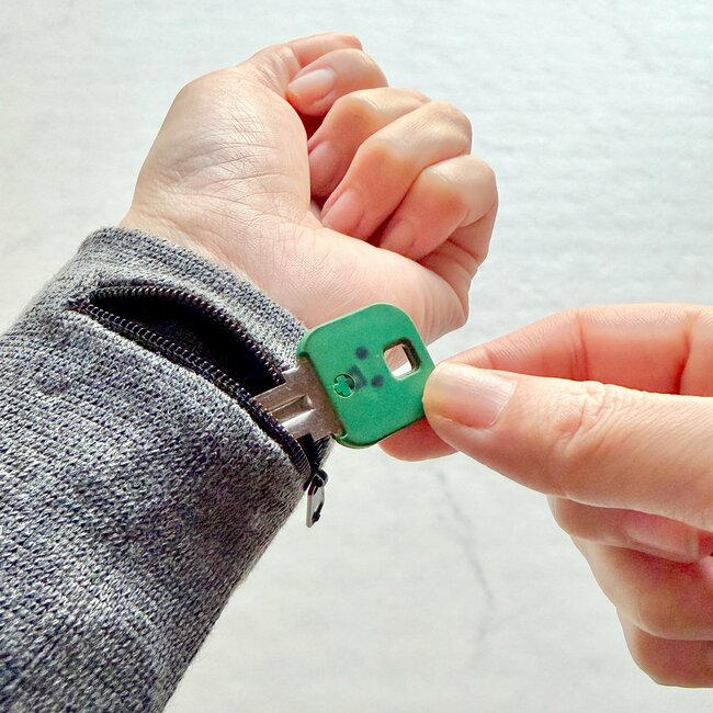 「4件目でやっと見つけた」「ようやく買えた」セリアの“天才すぎるポーチ”ミニ財布がわりに使えて便利！「散歩とかちょっと出るときに便利」