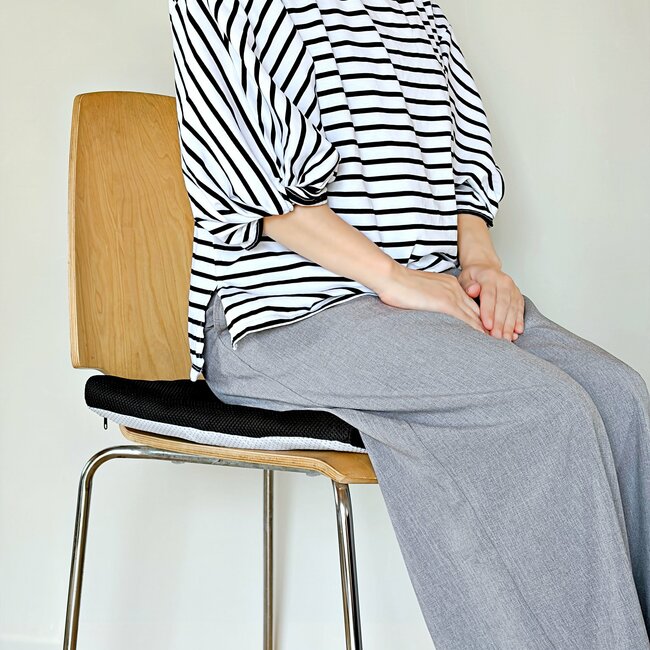 「おしりが楽！」「浮いているような感覚です」ニトリの“ソファみたいなクッション”座ってる時間が快適になった！「家族の分も追加で購入しました」
