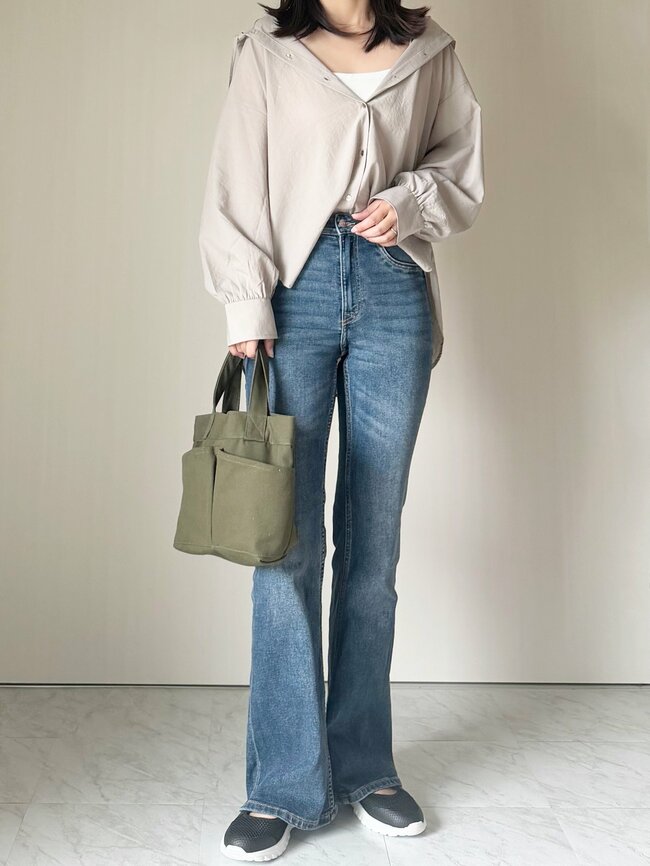 「買って大正解！」グローバルワークの“パーカーみたいなシャツ”おしりまでカバーできて天才すぎる！「重宝まちがいなし」「オシャレでとても気に入りました」