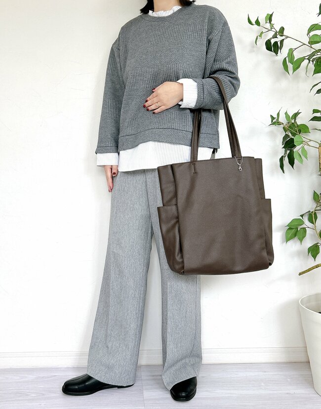 「勢いで3色買いしました」グローバルワークの“シワになりにくいパンツ”楽ちんなのにオシャレで手放せない…！「太ももがスッキリ」「1年中履ける」