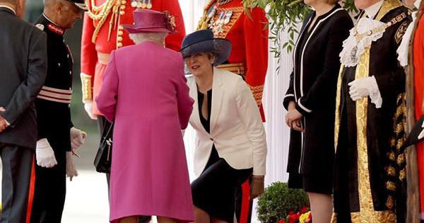 英国のエリザベス女王に直接触れることは、女王に対する最大のタブーとされている 英国のエリザベス女王に直接触れることは最大のタブーとされている