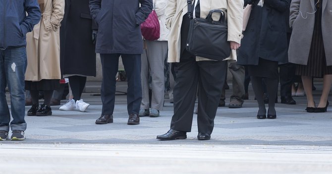 写真:会社へ向かう人々