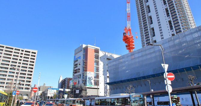 駅前の建設中のマンション