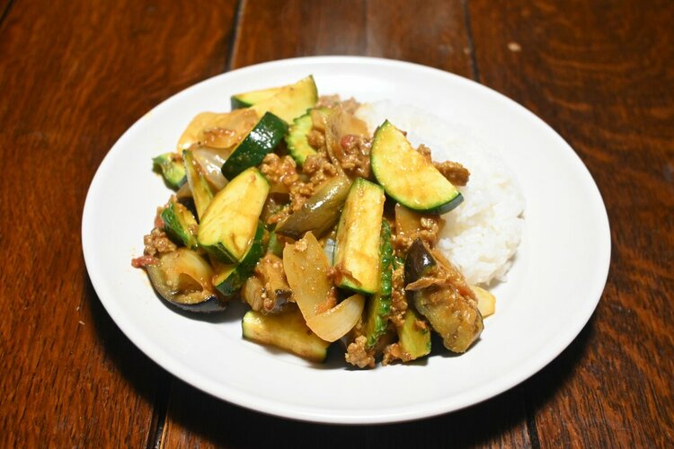 残暑で疲れたら食べたい「バカみたいな量の野菜」が入ったカレー