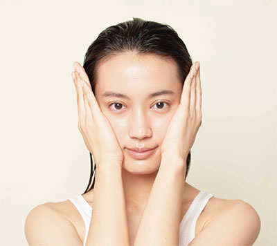 ナチュラルで、崩れにくい!20代・30代・40代・50代すべての人の「顔が美しく見える光と影」を再現するベースメイク
