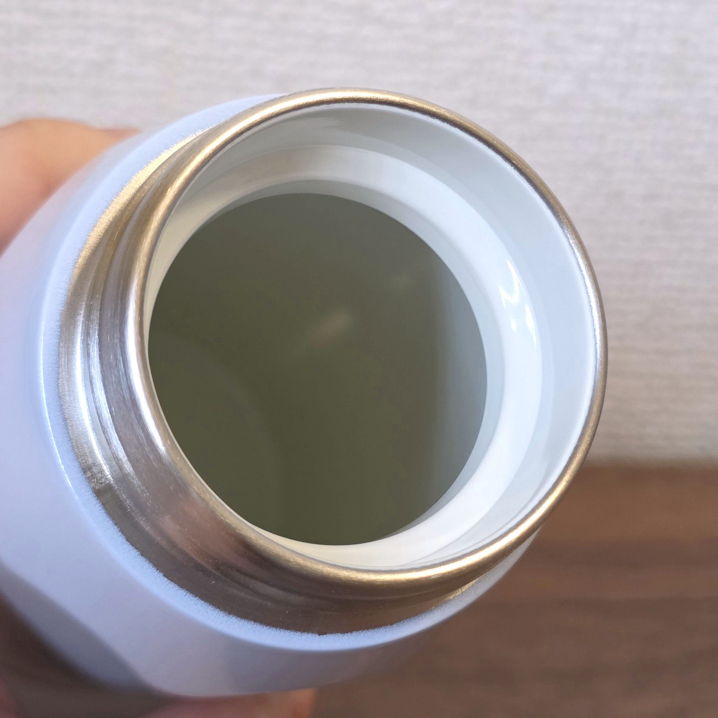 「可愛すぎて我慢できなかった」タリーズの“クリスマス限定ボトル”グラデーションとキラキラのラメが美しすぎる！「一目惚れして買った！」「グラデーションが良くて購入」