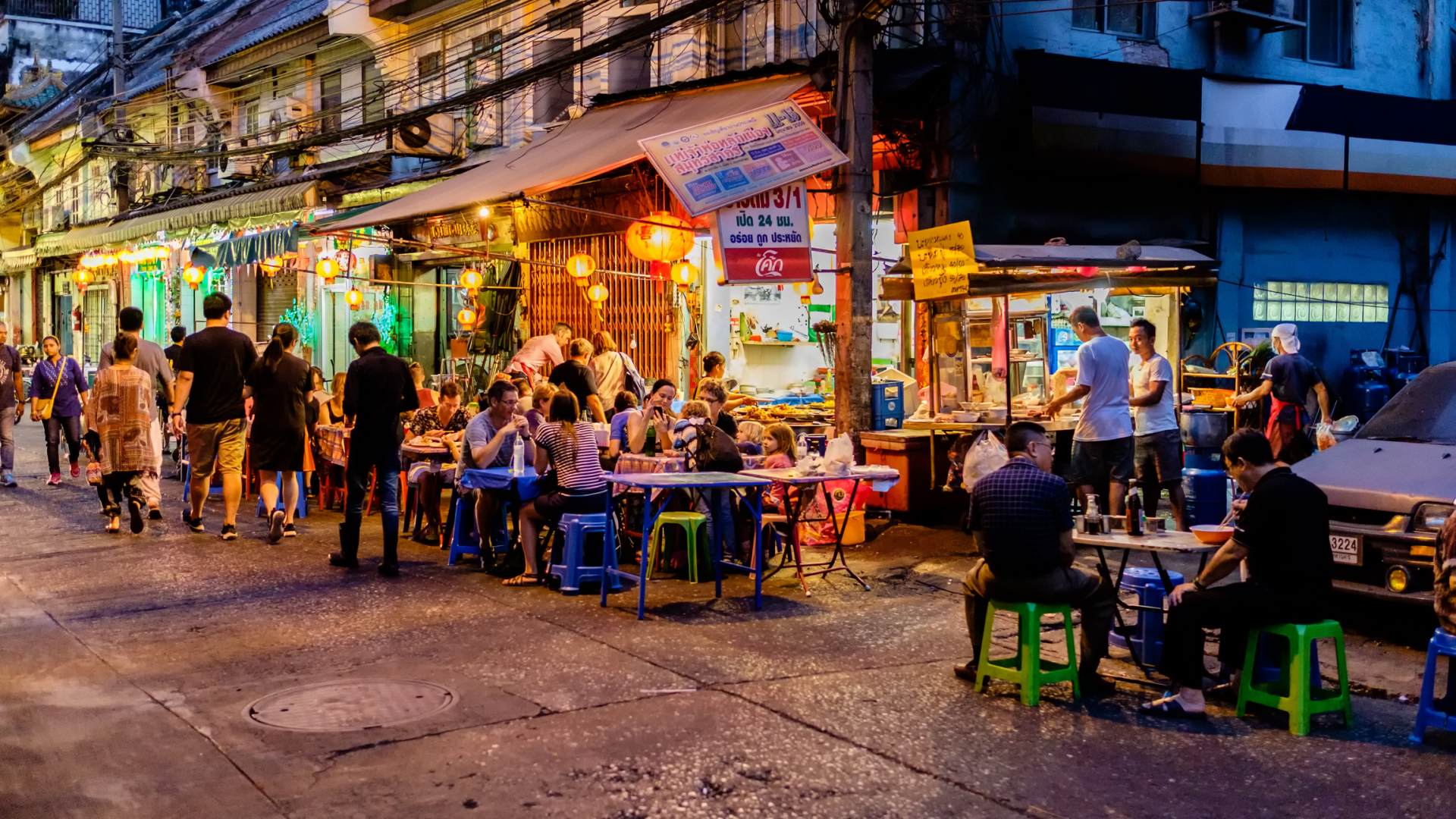 タイ・バンコク夜の穴場観光スポット、夜市のローカル飯からルーフトップ・バーまで