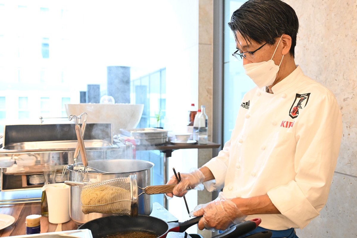 カタールで日本代表のコンディションを支える専属シェフの西芳照さん