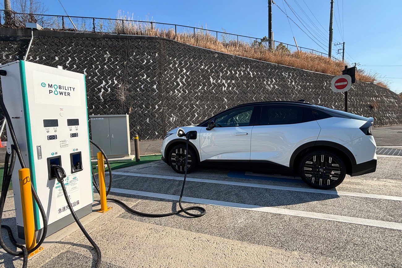 東関東自動車道下り線の酒々井（しすい）パーキングエリアで急速充電する様子