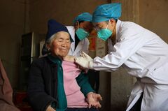 中国ゼロコロナ緩和で市民身構え　経済復活に狂いも