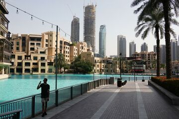 太陽と低税率を求め中東ドバイへ　着いた先は戦場だった