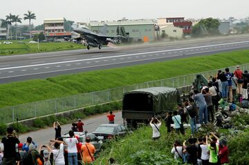 中国軍機の大挙飛来、台湾市民の危機意識に変化