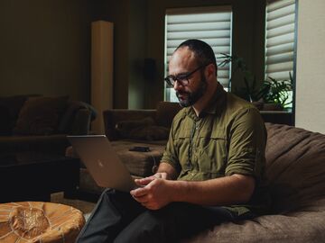デマ拡散サイバー攻撃、企業の新たな脅威に