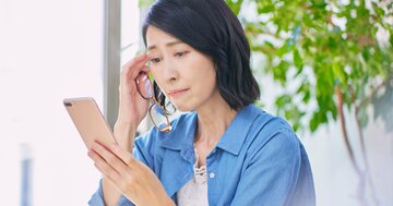 【眼科医が警告】40代から要注意な〈見え方〉の異変「夕方になると見えにくい」「明るいところがまぶしい」…他には?