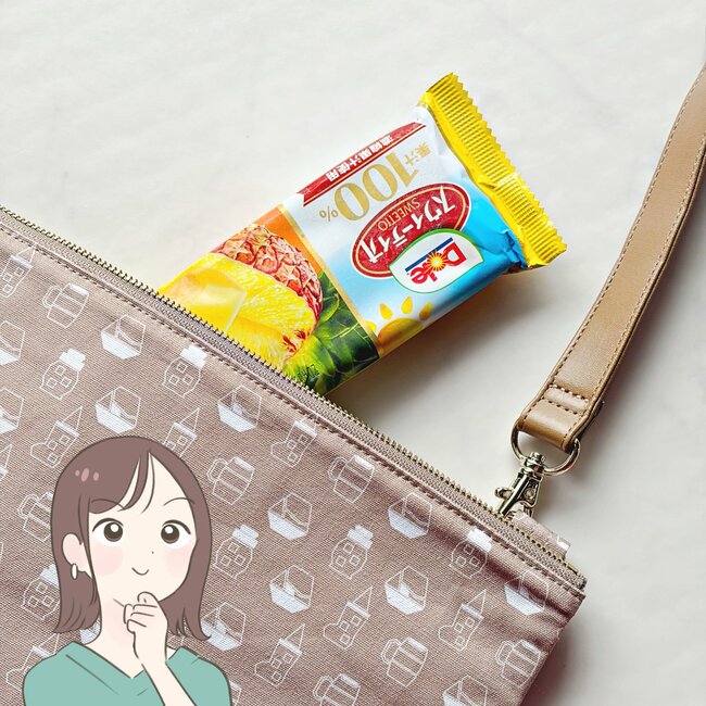 「夏場にいいな」「お散歩に良さそう」コメダ珈琲の“保冷できるポシェット”飲み物を冷たいまま持ち歩けて便利！「ひんやりグッズ入れて歩くのにいいよね」