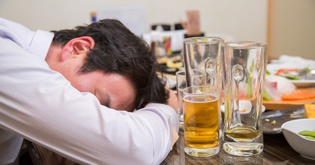 年末年始の「酒の飲みすぎ」、悪酔いを防ぐ秘策とは