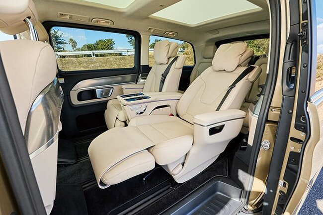 メルセデス・ベンツV220d EXCLUSIVE long Platinum Suite2列目シート