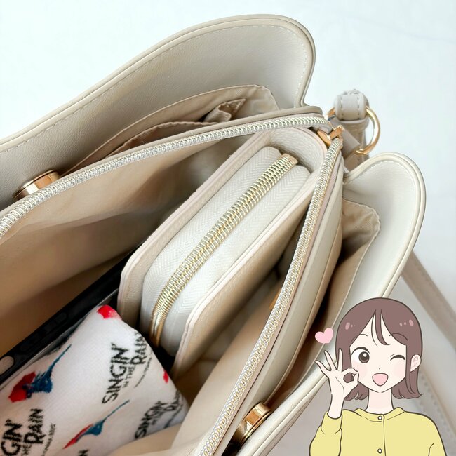 カードや診察券が30枚入った…!3COINSの“ガバッと開くカードケース”現金もカギも収納できて優秀!「見やすく取り出しやすい」「色違いで2色購入」