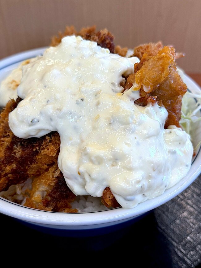 「こりゃあ揚げ物の暴力」「背徳感たっぷり」かつやの“鬼盛りどんぶり”ボリューム凄くて大満足！「予想以上にデカくて超満腹」