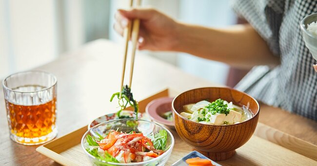 朝食を取る女性