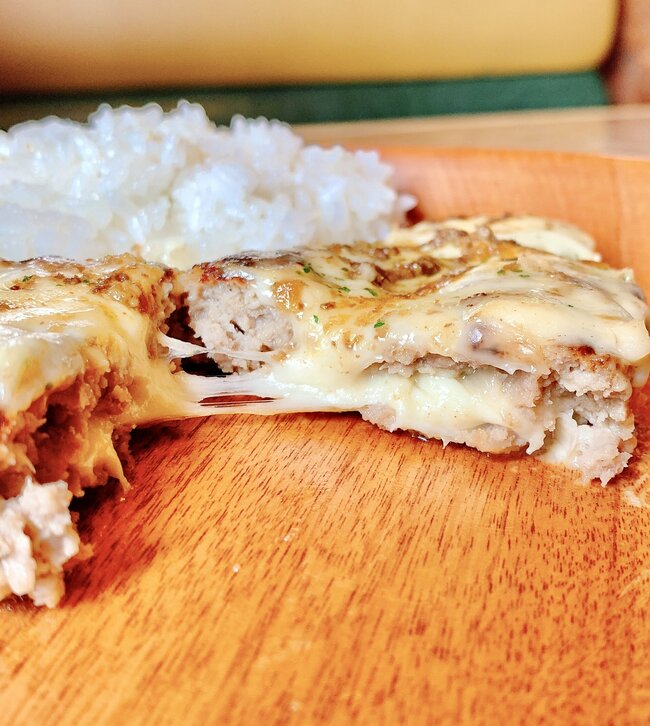 「腹パンすぎてやばい」「暴力的に美味しい」びっくりドンキーの“1400kcal超えメニュー”ひと口の満足感がスゴいんです！「肉汁ヤバいくらい出てきて幸せ」