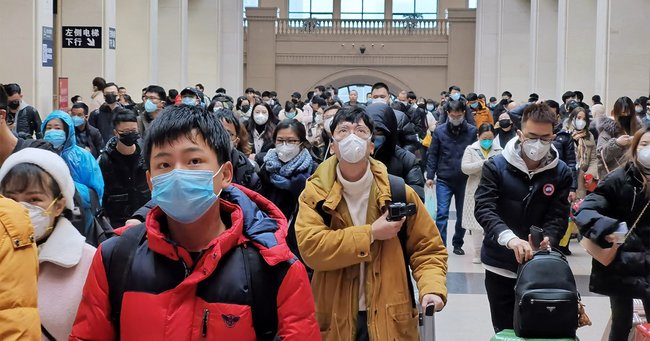 マスクを着用する中国人